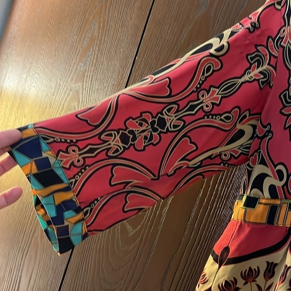 Cabi 100% silk top. 3/4 sleeved. Tie at the waist. Size Small - Picture 4 of 10